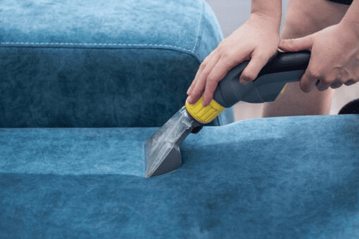 Βιολογικός καθαρισμός σαλονιού με επαγγελματικό μηχάνημα extraction σε μπλε καναπέ