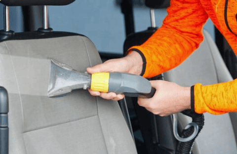 Καθαρισμός καθίσματος αυτοκινήτου με μηχάνημα extraction